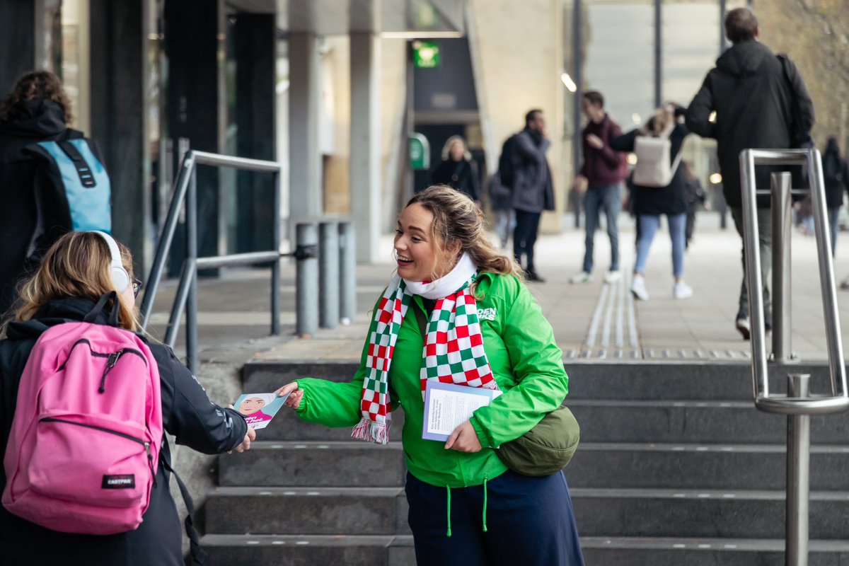 Hoe links, rechts, progressief of conservatief je ook bent (of wellicht niet eens op het politieke spectrum past), doe je een beetje lief tegen alle vrijwilligers die je tegenkomt? 

Door weer en wind voor de democratie
