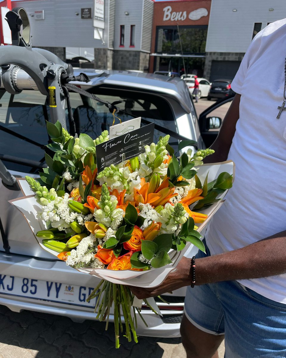 Huba_Fleurs's tweet photo. Fresh Mixed bouquets for all occasions with a style.

Wanna appreciate or show some love to your loved ones?WhatsApp us @hubafleurs on 0719896471 ,We are based in Pretoria central and we do deliver.

#paballo #randsmanipulation #BlackFridayDeals #capitec #2nddecember #nsfas https://t.co/sm8Orms6Rz