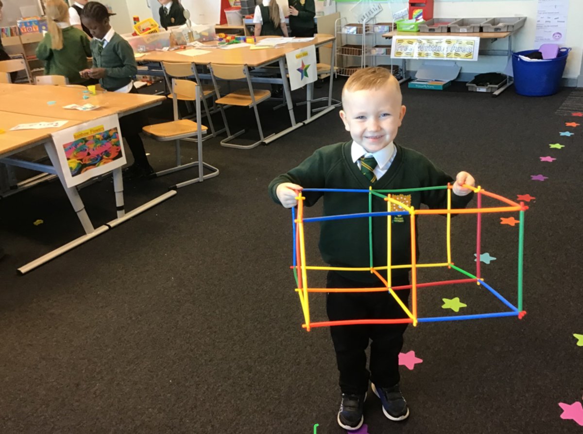 OLPPrimary's tweet photo. (1/2) P2 and P3/2 have been exploring properties and sources of materials which they classified into natural and synthetic materials. #outdoorlearning #STEMglasgow #welovestem https://t.co/vC6xRorHqt