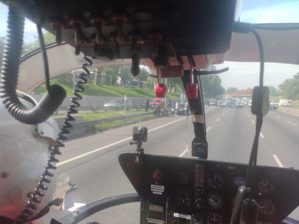 bagliettoc's tweet photo. Gral. Paz altura Beiro choque entre auto y moto mano al Rio de la Plata. 
#sameaereo traslado al motociclista con una fractura

🎙Información de tránsito en @radiolared https://t.co/zmCKbQoxJA