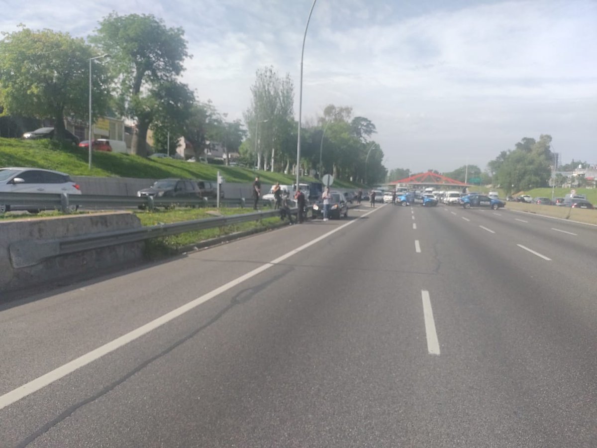 bagliettoc's tweet photo. Gral. Paz altura Beiro choque entre auto y moto mano al Rio de la Plata. 
#sameaereo traslado al motociclista con una fractura

🎙Información de tránsito en @radiolared https://t.co/zmCKbQoxJA