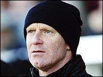 On this day in 2006, after a run of 10 defeats in 15 games saw Barnsley sink to 2nd bottom of the  Championship with just 15 pts from 18 games, manager Andy Ritchie was sacked. He had led the Reds to promotion through the play-offs the previous season 1/3 #BarnsleyFC #AndyRitchie