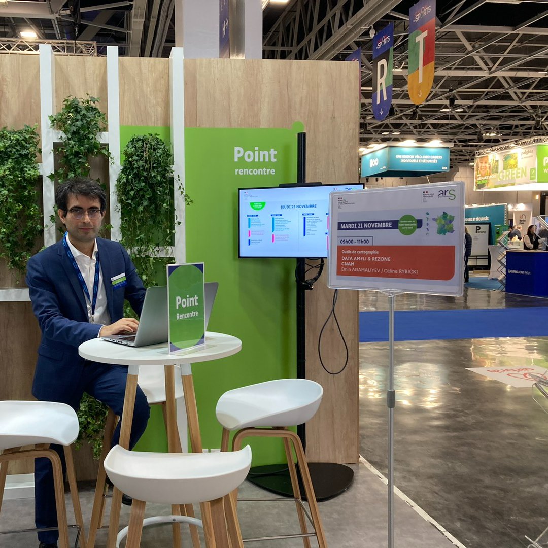 Assur_Maladie's tweet photo. #SalonDesMaires | Aux côtés des équipes de @Sante_Gouv, l'Assurance Maladie est aujourd'hui présente au @salondesmaires pour présenter #DataProfessionnelsDeSantéLibéraux et #Rezone, outils de pilotage de la politique de #SantéPublique au niveau local 🧭🩺 https://t.co/s2j9Jaa8Ef