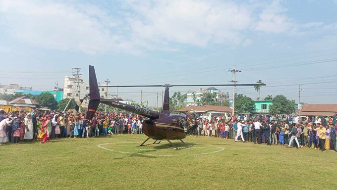 হোসেনপুরে কর্মচারীর বাড়ীতে সৌদি মালিকের অবতরণ, উৎসুক জনতার ভিড়।