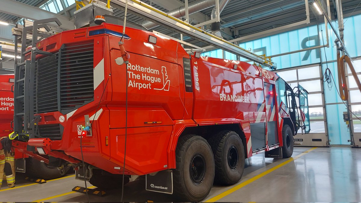 AmbuTomTom's tweet photo. Vandaag een leerzame scholing gehad bij de brandweer #RTHA.
Duidelijk is wel dat het zeer goed georganiseerd is! En wat een indrukwekkende voertuigen zijn die crashtenders!
Ik zat er vanuit mijn functie als OvDG.
@Marijn79 bedankt! https://t.co/P0uA8zRmfM