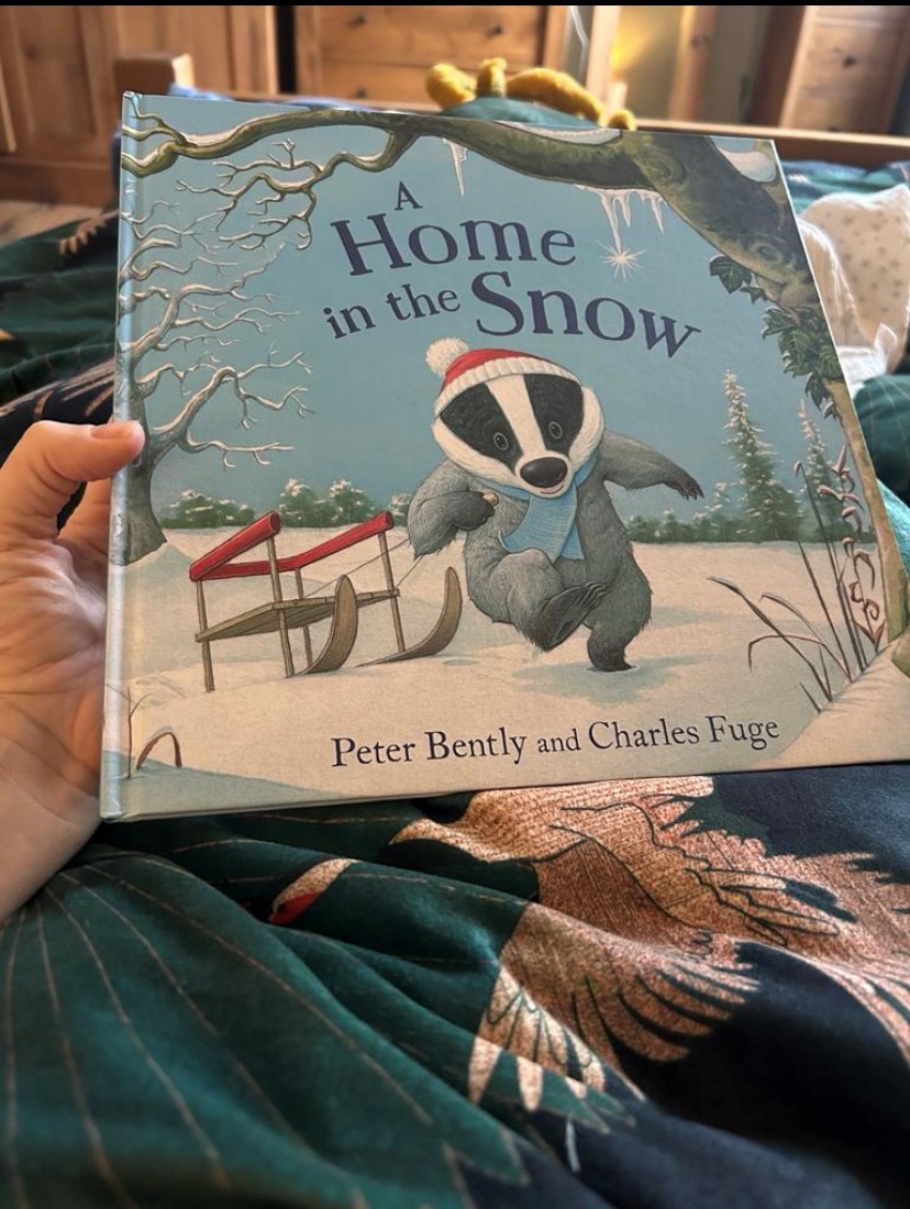 Love it, when friends share 'Snuggle up time' photos.  This is Dylan's favourite go back to book, there is always something new to spot.  A wonderful Winter read with beautiful illustrations by Charles Fuge #readaloud #snuggletime