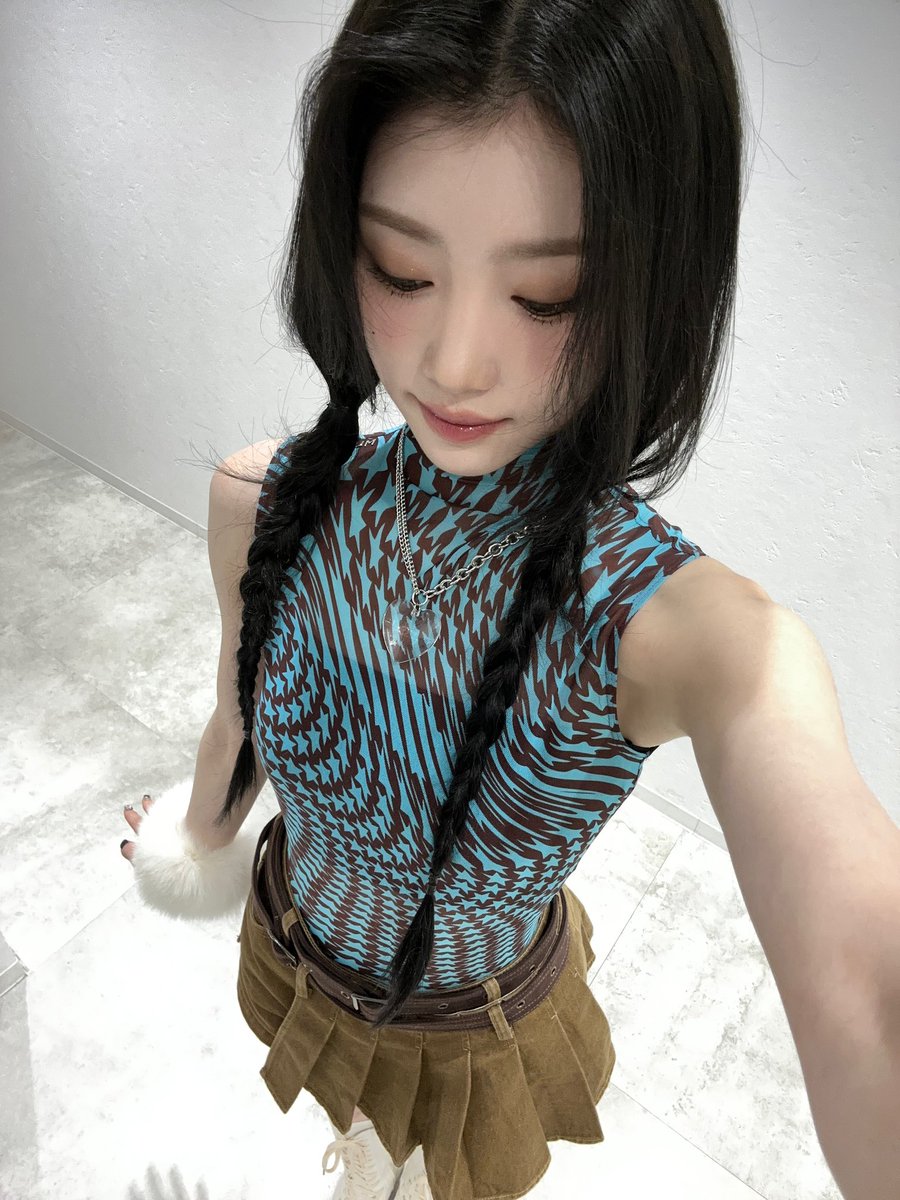 official_kep1er's tweet photo. black hair XIAOTING is back😎🔥

#샤오팅 #XIAOTING
#Kep1er #케플러 https://t.co/DQddQO0nuJ