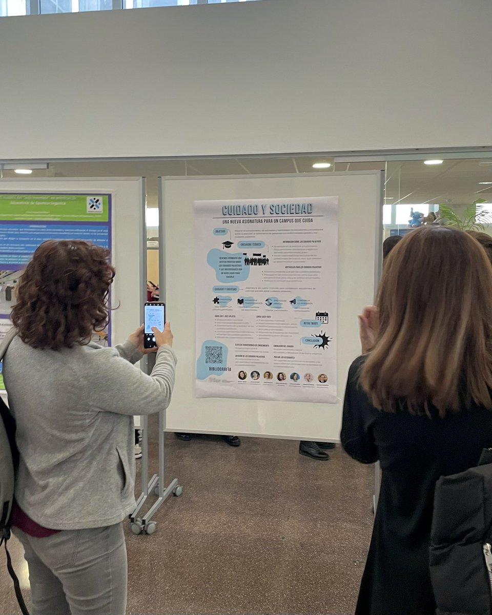 AnaSalasMrr's tweet image. Hoy estoy en el Congreso REDU 2023, donde hemos presentado el póster “Cuidado y Sociedad: una nueva asignatura para un campus que cuida” (y sí, la coordinación póster-suéter fue completamente una coincidencia). Gracias a @Red_REDU por permitirnos exponer nuestro trabajo. 🤍