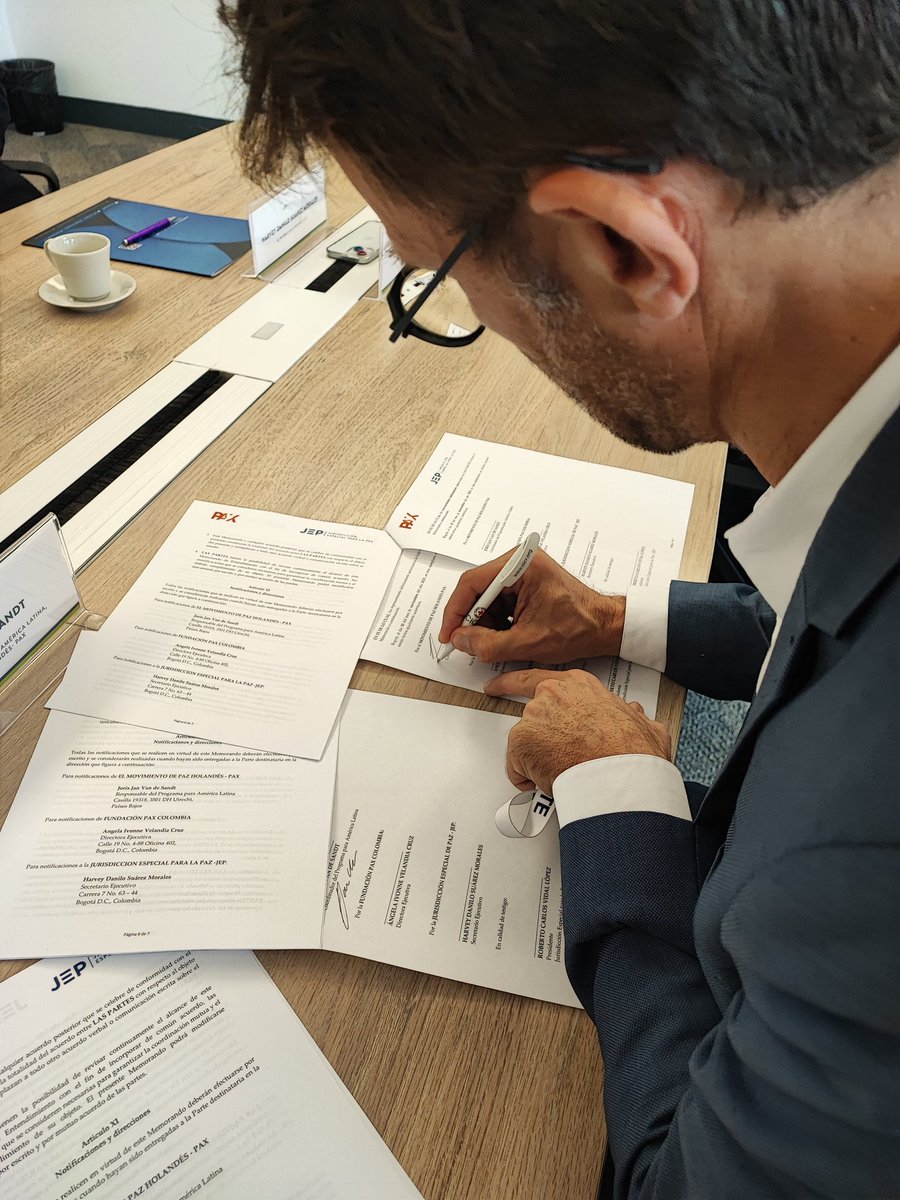 PAXenColombia's tweet photo. 🟠#PaxInforma|| El día de ayer firmamos un convenio con la @JEP_Colombia que tiene como objetivo fortalecer las acciones institucionales para facilitar el acceso a las víctimas a la justicia transicional en los territorios dónde hemos hecho acompañamiento a las comunidades ✌🏿✌🏼✌️ https://t.co/B3iXWTahcr
