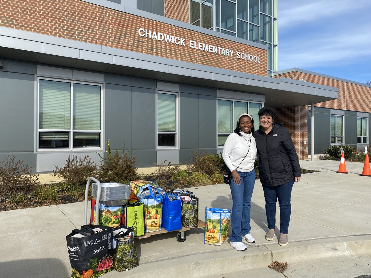 Our Community School Facilitator, Malkia Pipkin, helped provide meals to families @ChadwickElem for Thanksgiving this year!