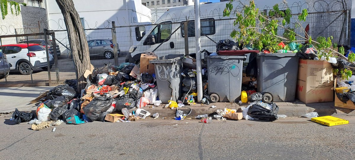 aabfigari's tweet photo. Santiago centro convertido en un vertedero de mugre,malos olores,moscas y ratones.Volvian a trabajar el lunes y hoy martes así lucen las calles. Nunca mas @IraciHassler a la alcaldía y sus concejalas comunistas.
@STGOSeLevanta 
@Muni_Stgo 
@AlitaAbernathy https://t.co/lnoQlKn3Le