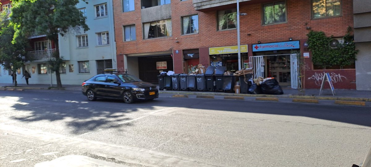 aabfigari's tweet photo. Santiago centro convertido en un vertedero de mugre,malos olores,moscas y ratones.Volvian a trabajar el lunes y hoy martes así lucen las calles. Nunca mas @IraciHassler a la alcaldía y sus concejalas comunistas.
@STGOSeLevanta 
@Muni_Stgo 
@AlitaAbernathy https://t.co/lnoQlKn3Le