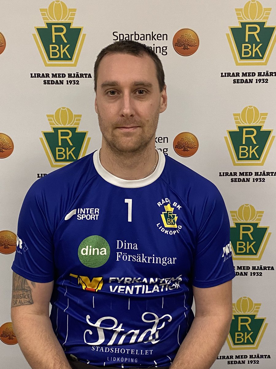 En forward kommer man inte långt med, nån måste vakta kassen! Å vem gör det bättre än vår egna burväktare Erik Ekblad⚽️. Erik alltså klar för Råda ytterligare en säsong.  Ytterst viktig kugge i vårt lagbygge. 2024 here we come💚🤍