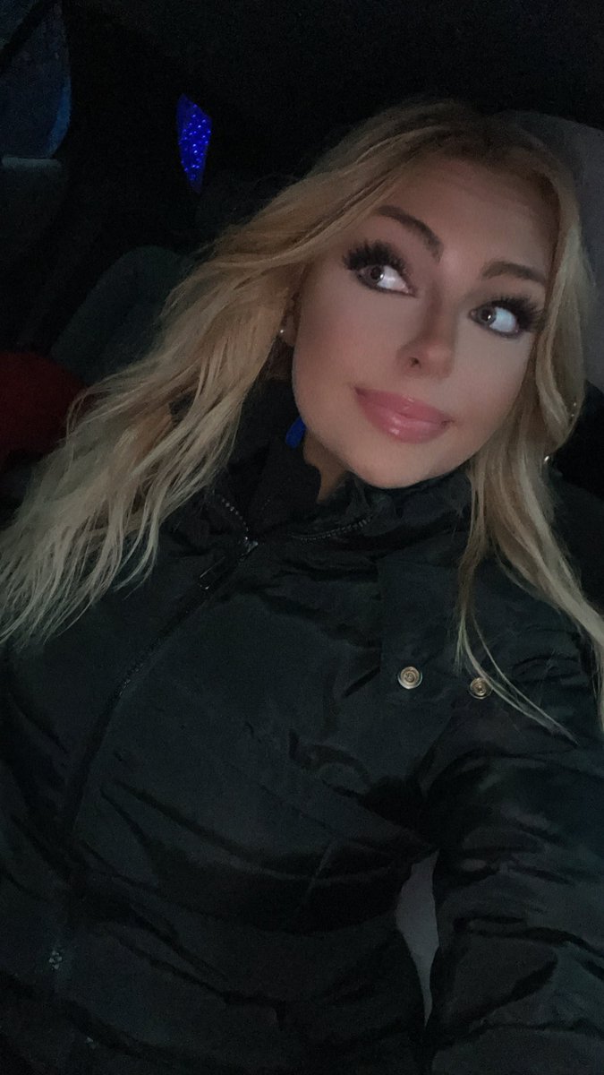 AnnieBrownNews's tweet image. Working with roller coaster hair this morning😂that’s because I’m at @KingsIslandPR checking out WinterFest!!

Opens THIS FRIDAY! @Local12