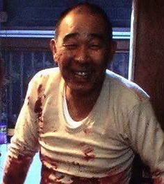 kyofu_movie's tweet photo. 「冷たい熱帯魚」(2011年)
《近所にいそうなハイテンションおじさんだが完全に頭のおかしい殺人鬼》を体現したでんでんが凄すぎるサイコスリラー映画。凶行に次ぐ凶行の凄まじさ。あらゆる倫理が崩壊した果てに待ち受けるクライマックスに唖然。R-18指定、邦画史に刻まれし狂気の傑作 https://t.co/T7lQgceUog