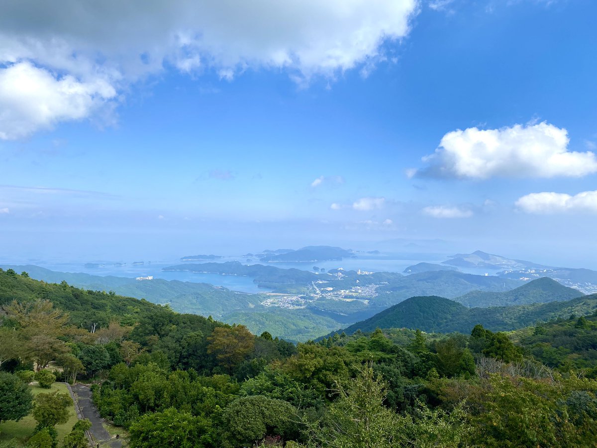 YOSHI_FUNTRIP's tweet photo. 絶景も足湯も楽しめる浅熊山頂展望台✨
レトロな丸型の天空のポストがあって、魔女の宅急便ごっこしたい人には無料でほうきも貸してもらえるよ😆

#三重
#天空のポスト
#朝熊山頂展望台
#伊勢志摩スカイライン https://t.co/kJrtfi63wd