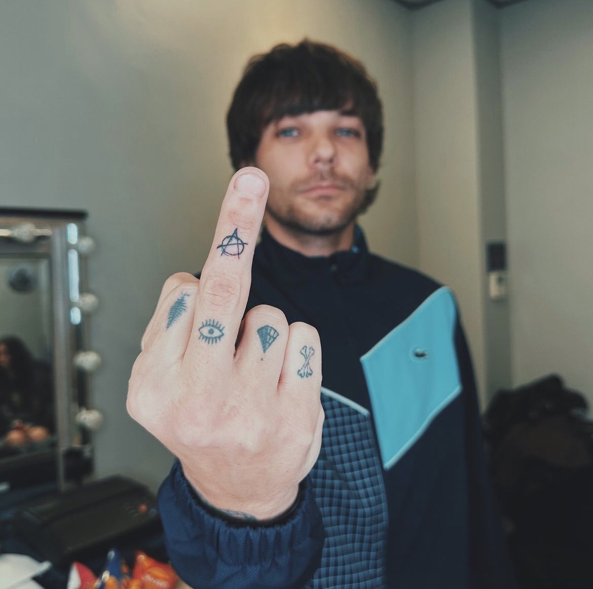 mneuzz's tweet image. quiero algún sticker de esta foto help