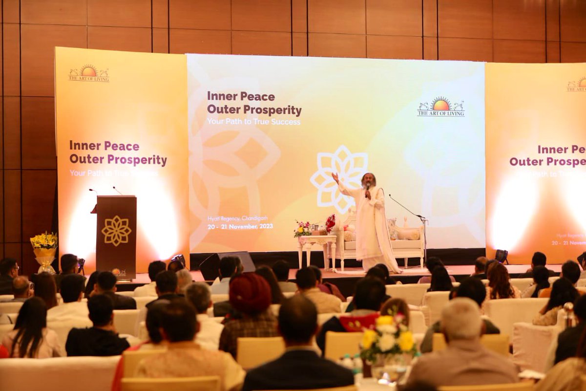 Gurudev's tweet image. Interacted with business leaders from across Chandigarh, Punjab, as part of the ‘Inner Peace Outer Prosperity’ event.