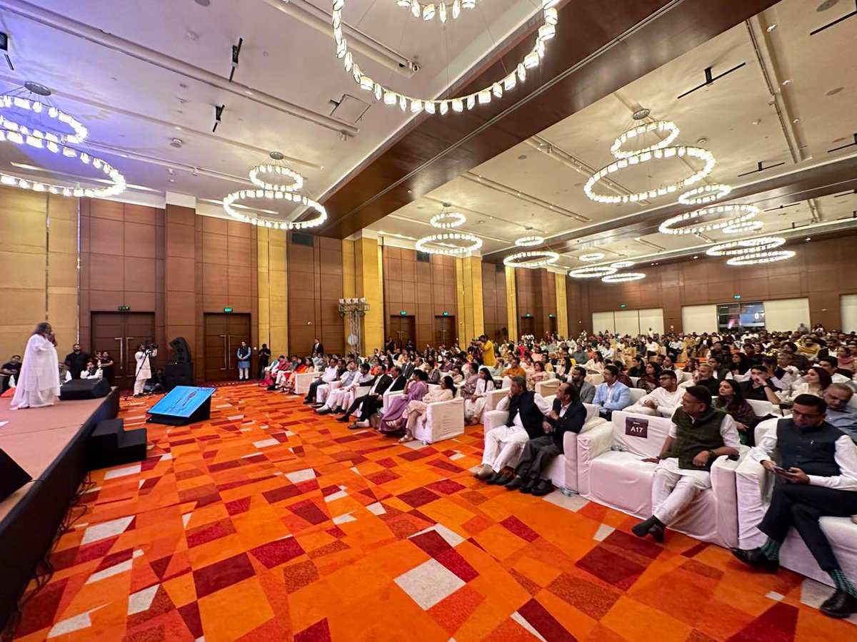 Gurudev's tweet image. Interacted with business leaders from across Chandigarh, Punjab, as part of the ‘Inner Peace Outer Prosperity’ event.