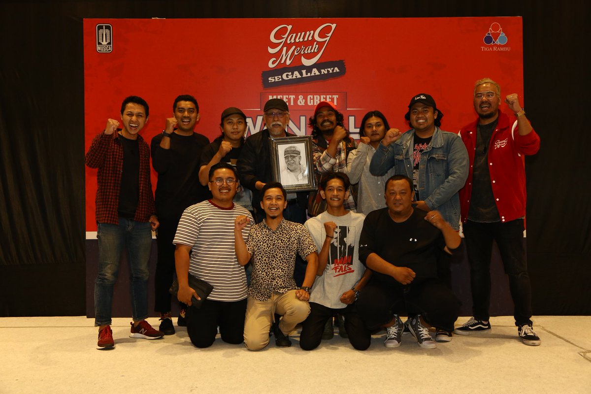 Berpuluh kota sudah dilalui menjadi Pemburu Konser Iwan Fals &amp; The Band. 3x nonton konser di Leuwinanggung Depok (kediaman Pak Iwan) seorang diri akhirnya 17 November 2023 berkesempatan Meet &amp; Greet.
Sehat-sehat terus Pak <a href="/iwanfals/">VL</a>