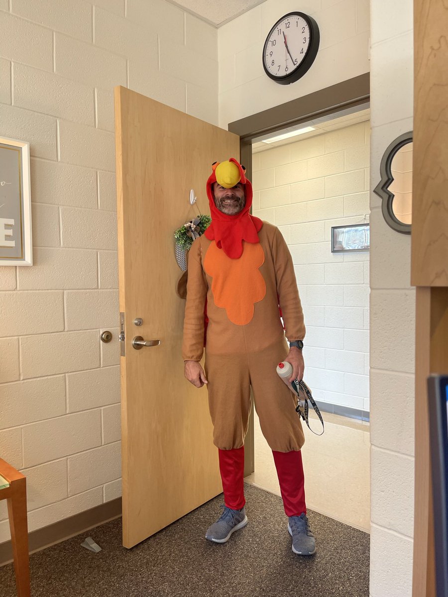 DrMcNeal_HWMS's tweet photo. The annual Gallop and Gobble was a success! Thank you, Mr. Owen, and the PE department for this wonderful event! #DoWellBeWell #GobbleGobble https://t.co/M117lNgnlm