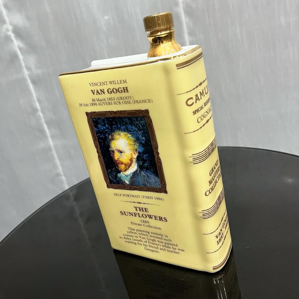 yuminammm's tweet photo. お義祖父ちゃんからいただいたコニャック🥃
どちらの面も素敵なので飾り方迷う… https://t.co/eGWYVwsDkO