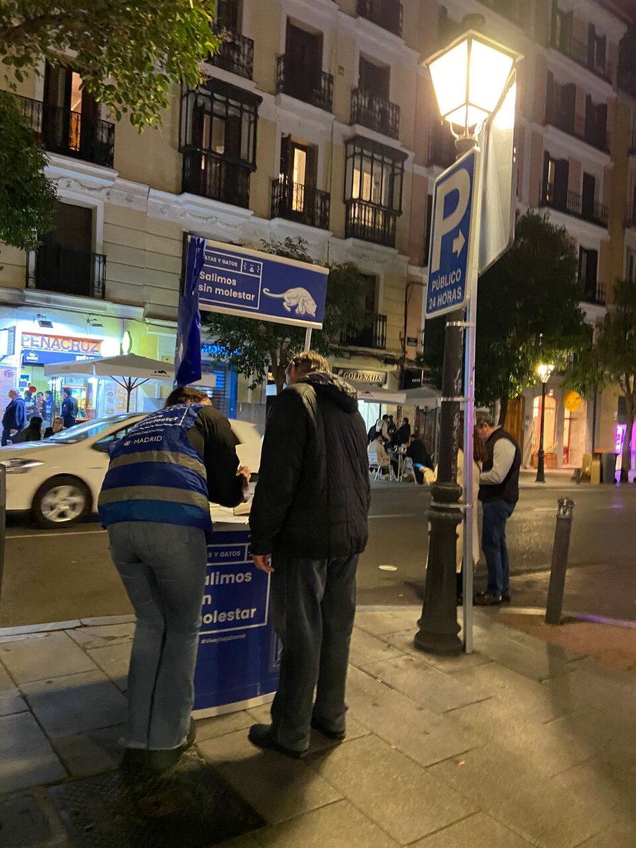 MADRID's tweet image. 📢Continúa la campaña #SalimosSinMolestar que promueve el ocio nocturno responsable y favorece la convivencia vecinal

✅Esta semana habrá varios puntos informativos en #Malasaña #Chueca y #Lavapiés
#ViveyDejaDormir