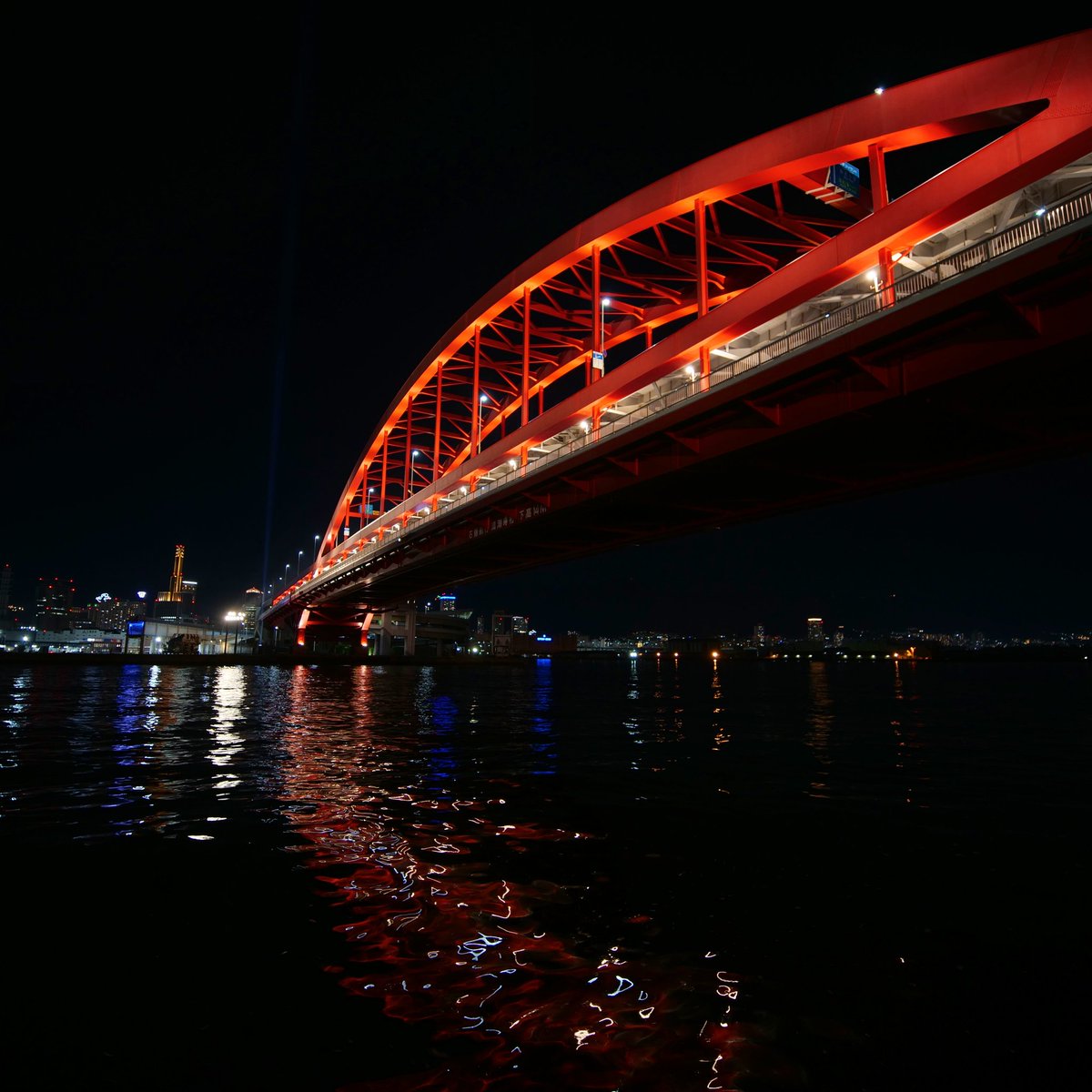 #Kobe #bridge de #nuit et son reflet dans les eaux du port

#LumixG9 #laowa7_5mm

instagram.com/p/Cz6I-oTLoO0/