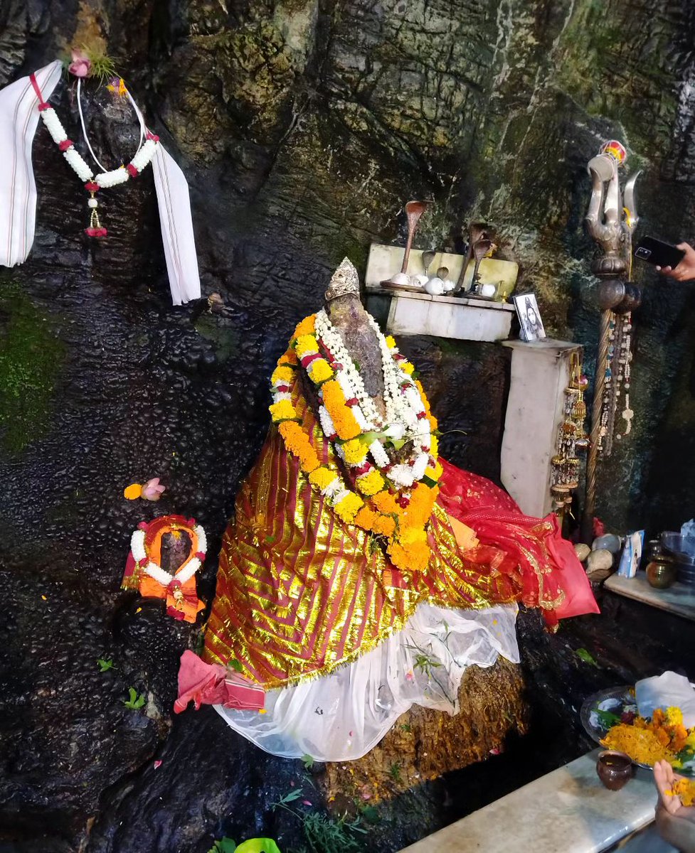 𝑆ℎ𝑖𝑣𝑘ℎ𝑜𝑟𝑖: 𝐻𝑜𝑚𝑒 𝑜𝑓 𝐺𝑜𝑑𝑠

Shiv Khori, a sacred cave in Reasi district(Jammu), houses a 4-feet-tall  Svayambhu Shivling which constantly baths in a milky lime fluid dripping from the cave's ceiling.

#AmazingJammu