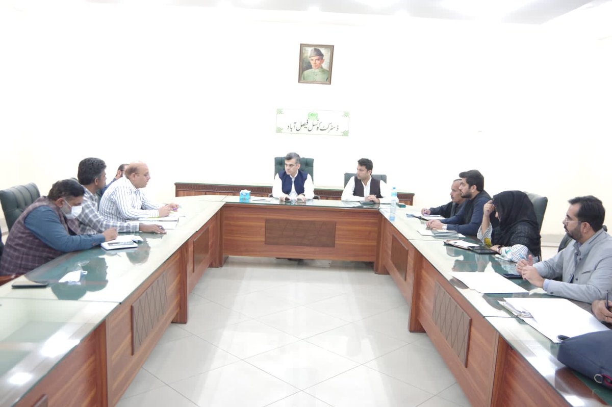 DCFaisalabad's tweet photo. ڈپٹی کمشنر عبداللہ نیئرشیخ ایک اجلاس کی صدارت کرکے الائیڈ ہسپتال اور الائیڈ ہسپتال II میں اپ گریڈیشن سمیت دیگر انتظامی وطبی امور کا جائزہ لے رہے ہیں۔
@GovtofPunjabPK
@CS_Punjab
#CMPunjan #Faisalabad https://t.co/i1gZE63BiD