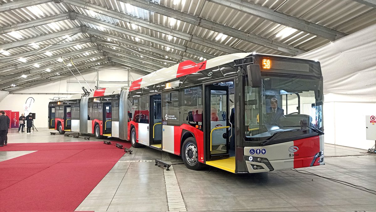 PIDoficialni's tweet photo. Megatrolejbus je v Praze. Než se vydá na zkušební jízdy do pražských ulic, můžete si ho jít prohlédnout do Letňan na veletrh #czechbus. https://t.co/7Ynb3D3yzf