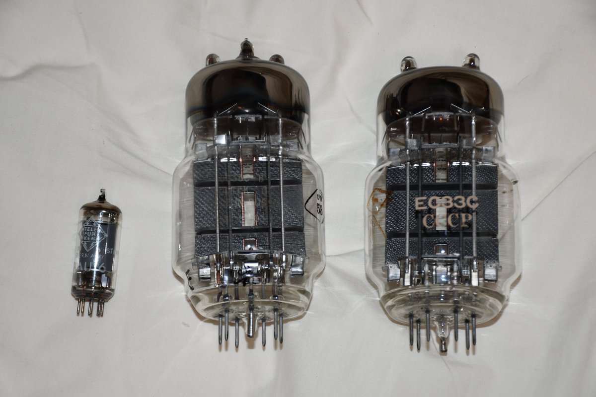 MIG-25に使用されていたのと同型の真空管。 横のが比較用の旧西ドイツ