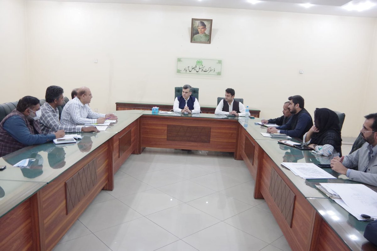 DCFaisalabad's tweet photo. ڈپٹی کمشنر عبداللہ نیئرشیخ ایک اجلاس کی صدارت کرکے الائیڈ ہسپتال اور الائیڈ ہسپتال II میں اپ گریڈیشن سمیت دیگر انتظامی وطبی امور کا جائزہ لے رہے ہیں۔
@GovtofPunjabPK
@CS_Punjab
#CMPunjan #Faisalabad https://t.co/i1gZE63BiD