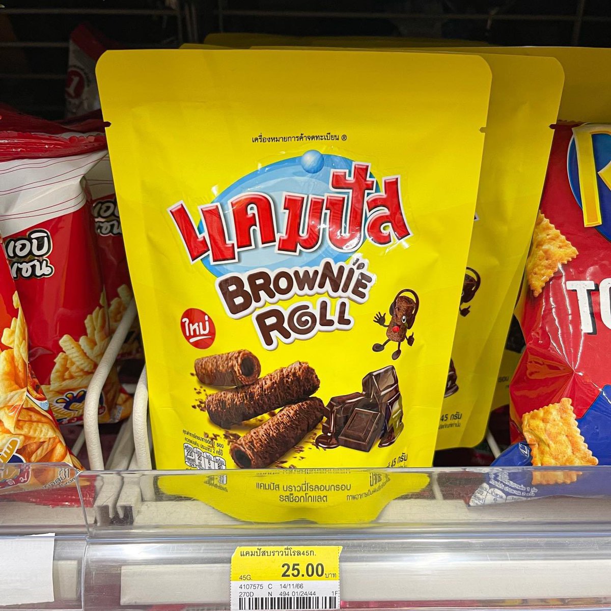 manuddreview711's tweet photo. ดีใจน้ำตาจะไหล แคมปัสมีตัวใหม่สักที 555555 กินไอตัวหนอนเคลือบช็อกมาตั้งนาน อันนี้เป็นบราวนี่โรลกรอบๆ กินอันแรกรู้สึกประหลาด กินเรื่อยๆอร่อย  แกลองเอาไปใส่นมดูนะ ฟีลอาหารเช้า อย่างนัว 🤣🤣 ถุง 25 บ. 

#รีวิวเซเว่น https://t.co/x7tl7P1z0y