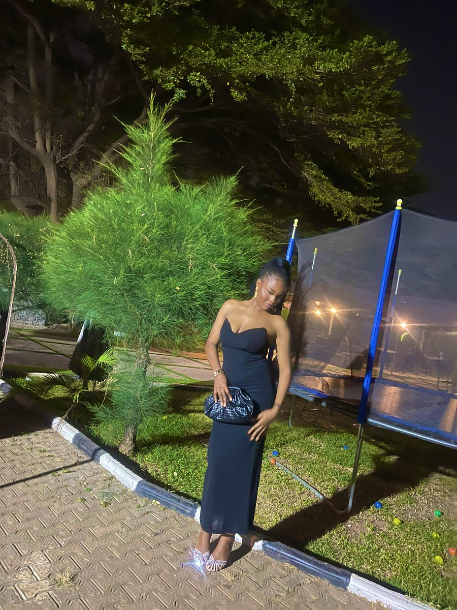 lightskinbaby4L's tweet photo. A pretty girl in a black dress🥹🤭 https://t.co/04XAe9cxZ0