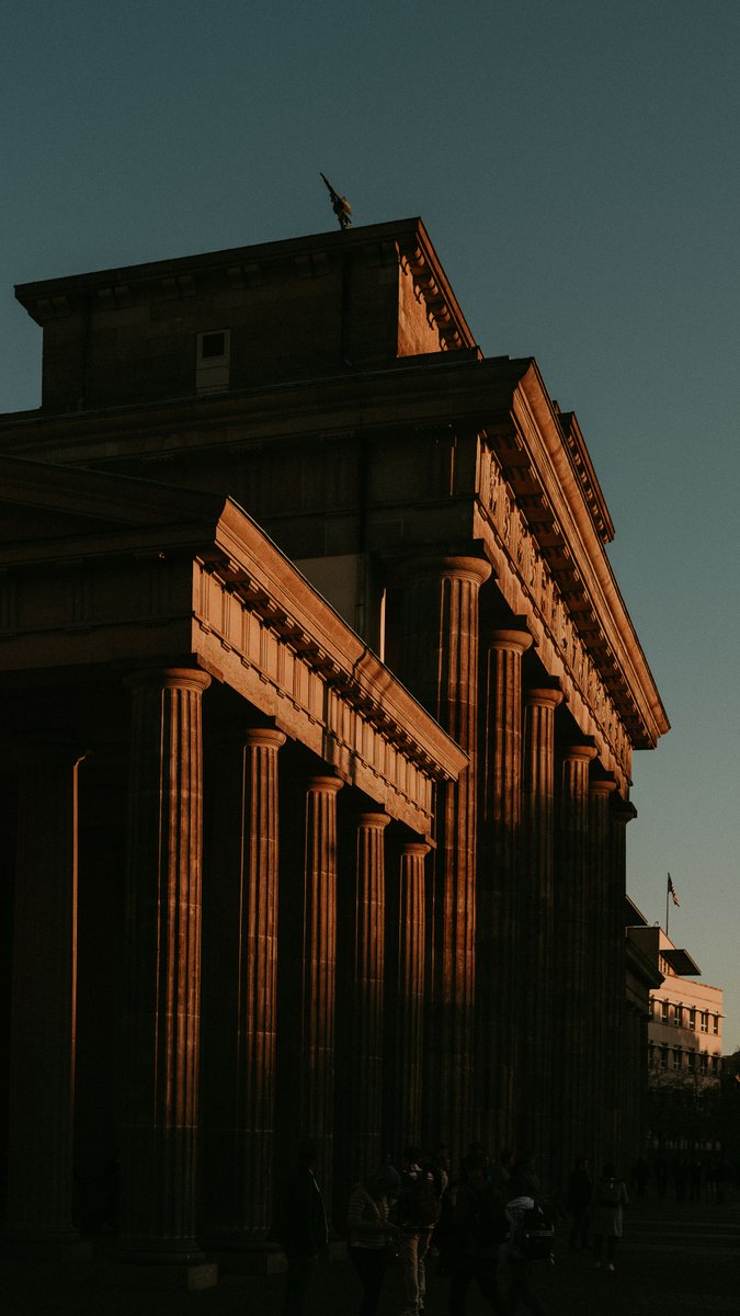 Wisst ihr noch? Die Sonne? Und wie schön sie scheinen kann? Dieser Tage etwas rar gesäht. 🌇 #architecture #architektur #berlincity