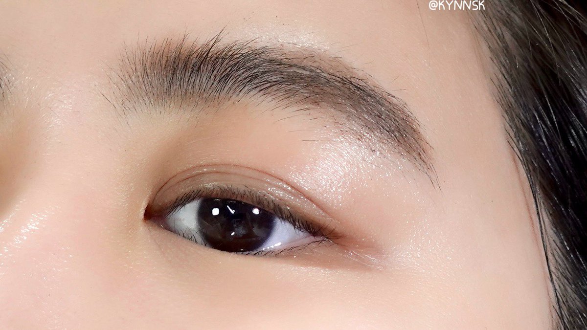 kynnsk's tweet image. มาสคาร่าคิ้วจากญี่ปุ่นที่ชอบที่สุดก็ต้อง #Heavyrotation นี่แหละ เนื้อบางเบา ไม่ทำให้เส้นขนแข็งหรือจับตัวเป็นก้อนๆ คิ้วเรียงตัวสวยแบบเป็นธรรมชาติ ติดทนทั้งวัน กันน้ำกันเหงื่อ มีหลายเฉดให้เลือกด้วย จะผมเข้มหรือผมอ่อนก็มีเฉดที่เข้ากับสีผมตัวเองให้เลือกน้า #มาสคาร่าคิ้ว