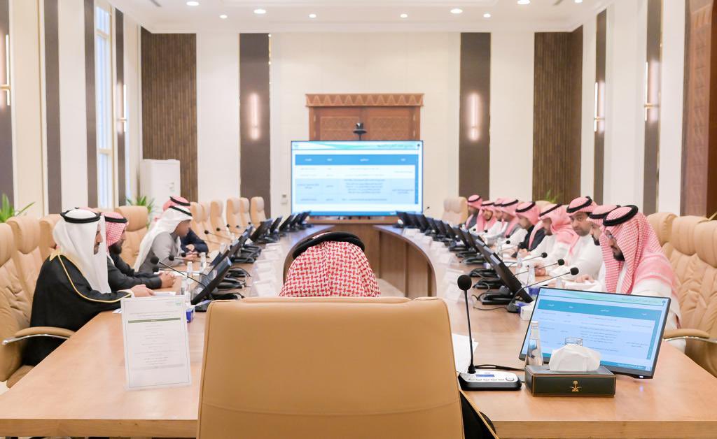 .. سمو أمير الباحة يناقش خدمات ومشاريع فرع وزارة البيئة والمياه والزراعة بالمنطقة ذلك خلال اجتماع سموه بمدير عام الفرع المهندس فهد بن مفتاح الزهراني .. مؤكداً سموه على ضرورة وضع خطة زمنية لكل مشروع والإسراع في إعادة ترسية المشاريع المسحوبة وسرعة إنجازها ..