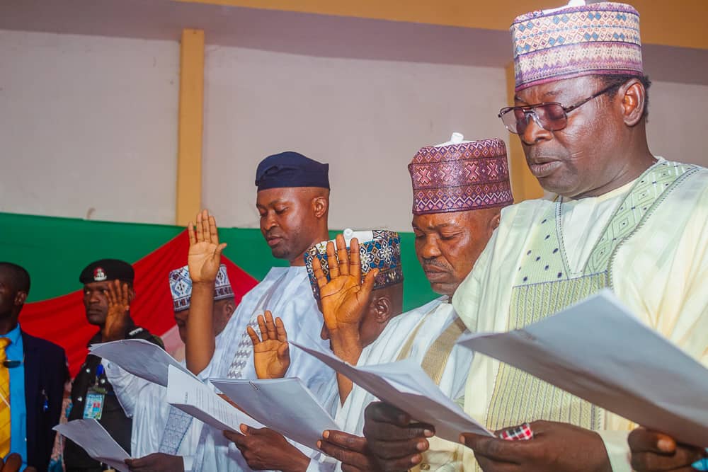 GovAgbuKefas's tweet photo. Yesterday, I sworn-in the 16 Local Government Chairmen of our dear State - after a successful LG elections, few days ago. They will wholly oversee the affairs of their Council Areas with no distractions but to be accountable to their People. 

Congratulations to you all. 

Let's keep Taraba #MovingForward