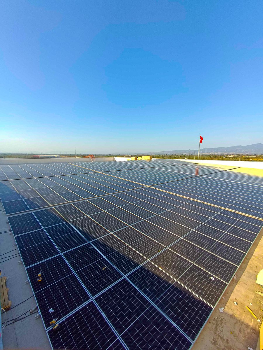 Entegro_PV's tweet photo. Manisa Turgutlu'da bulunan Kütaş Group'a ait 572 kWp gücündeki güneş enerjisi santrali projesinde panel montaj çalışmaları tamamlandı ve santralin kabul işlemlerine başlandı.

#YenilenebilirEnerji #SolarEnerjiSistemleri #EntegroTürkiye https://t.co/ShBpLDPJfr