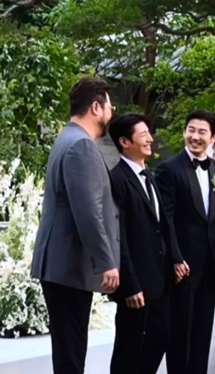 hosang1122's tweet photo. 윤상계 겨론식때 대체 머선일이 있었냐

겨론식에서 호상 손[깍지]낌

눈물없는 소노가 윤 겨론식에서 욺
그 모습이 짠해서 나도 모르게 손을 잡게 됐다는 윤

실수할까봐 사람 많을때는 일부러 술 안마시는 윤이 본인 겨론식날 계만취

거기에 소노도 계만취?

ㅅㅂ 그냥 숨참고라브따이브다 이거예요 https://t.co/7sBbpScqYz