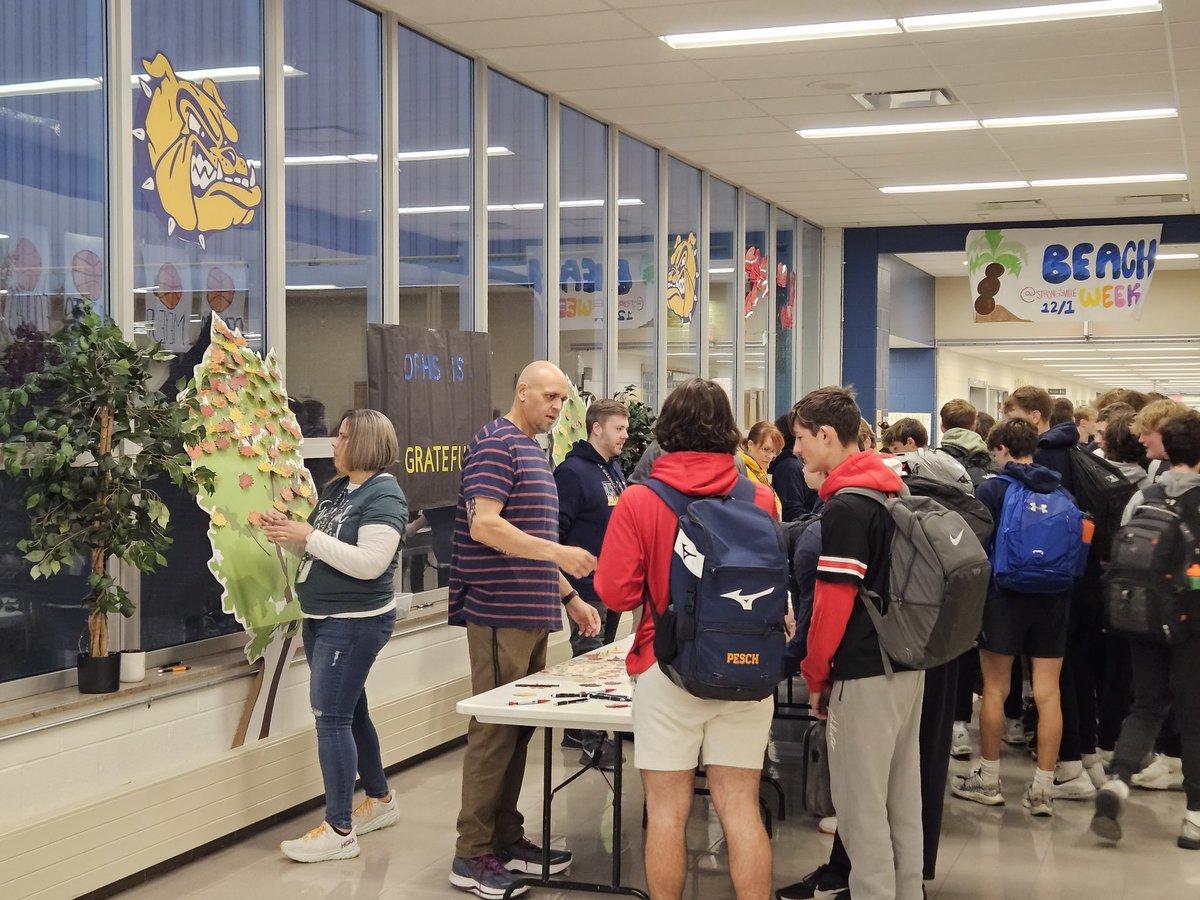 MrSearight's tweet image. @OFHSCounselors working with Students and Staff to promote gratitude!
@OFHSLeoSpagnola 
#BulldogWay