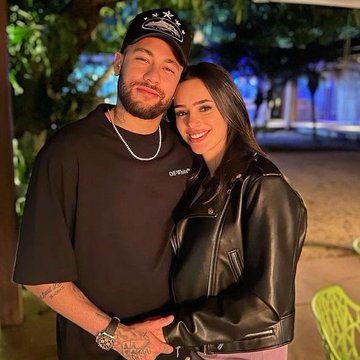 liberta___depre's tweet photo. O amor venceu! 

Neymar e Bruna Biancardi estão tentando se reconciliar e passaram o feriadão juntos na mansão do atleta em Mangaratiba. 

Os dois estavam na companhia da filha e de alguns amigos, que estão ajudando na reaproximação do ex-casal. O jogador não quis saber de resenha com os parças e mulheres solteiras.

Apesar de não terem se pronunciado sobre a suposta reconciliação, Biancardi tem deixado indícios de sua aproximação com o jogador do Al-Hilal. A morena foi vista em um dos vídeos publicados por ele e acordou usando uma das camisas da coleção de Neymar.

Via: @jornalextra 

📷: Instagram