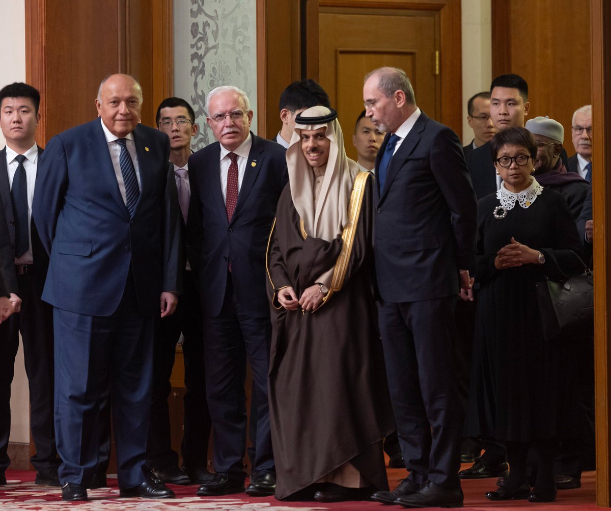 sbinbtlaa's tweet photo. مادريت ان حتى للنباح اشكال
غير صوت النباح السايد المعروف

في لقاءات والا من ورى جوال 
كلها نبح لكن نبح ضمن حروف

كان بإيحاء واسقاط .. المكر ينقال 
لكن اللعب من تالي على المكشوف

هو شذوذ الولاءات ، أو لحفنة مال
عاد والله ماندري ننتظر ونشوف

عمر شمس الضحى ماتحُجب بغربال
وعمر وجه الحقيقه مايعرف الخوف

جعل قلب ٍ يشيل الحقد للسلّال
وعين ٍ تغط وقفتنا ماعاد تشوف 

السعوديه العظمى وراها رجال
ماتخلي مزيّفة الكلام تطوف 

ان ضحكتوا على السذّج من الجهّال
عندنا كذبكم متوقّع ومألوف 

عن فلسطين من وقّف بمال وحال ؟
يحشد العالم بكبره يجون ضيوف 

من لفت نظرة العالم على الاطفال ؟
والمجازر على العزّل وحرّ الجوف ؟

قدّمت دونها ارواح و فعول  ابطال
وانت في اوتيل لاشايف ولامشيوف 

شف سفارة عدوك عنك بضع اميال
والا خايف تقول ويُقطع المصروف ؟

الله لايتكل الامه لهالاشكال 
منكر العرف والا ناكر المعروف !

#غزه