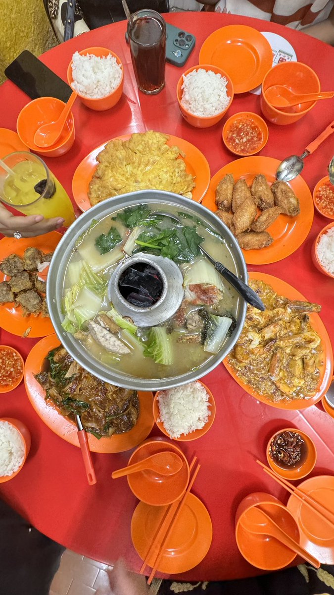 aMrazing's tweet photo. Kenyangnya tuh yang kenyang banget banget banget plis. Sup ikannya mana enak banget. Smoky dan gurih. Masih pake arang! 

Ini tempat makan orang lokal singepoh, jarang disamperin turis, so save this: Tian Wai Tian Fish Head Steamboat(天外天鱼头炉）Serangoon Road https://t.co/Y3LaRa0OqB