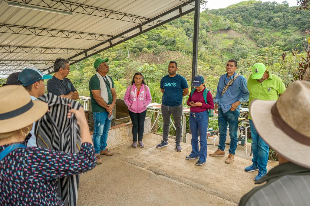 ADR_Colombia's tweet photo. ¡La fuerza organizativa y la resistencia campesina, a pesar del conflicto y el abandono, continúan en pie!
Hoy en #Conecta2023 productores y campesinos asociados del norte de #Cauca comparten sus experiencias en líneas productivas de yuca, café y panela a diferentes asociaciones https://t.co/6msq5Fnwjk