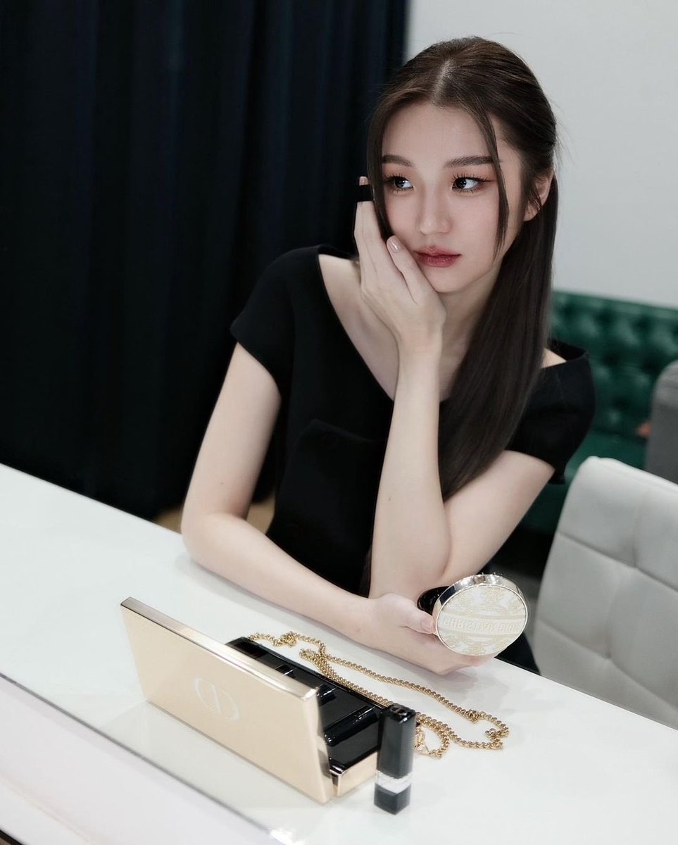 Dream in 𝘿𝙞𝙤𝙧 with 𝘿𝙞𝙤𝙧 𝙍𝙤𝙪𝙜𝙚 𝙈𝙖𝙠𝙚𝙪𝙥 𝙘𝙡𝙪𝙩𝙘𝙝 &amp; 𝘿𝙞𝙤𝙧 𝙛𝙤𝙧𝙚𝙫𝙚𝙧 𝙘𝙝𝙪𝙨𝙞𝙤𝙣 𝙘𝙖𝙨𝙚✨ 
ซื้อของคุณได้ที่ 𝘿𝙞𝙤𝙧 Beauty shop or 𝘀𝗵𝗼𝗽.𝗱𝗶𝗼𝗿.𝗰𝗼.𝘁𝗵💘