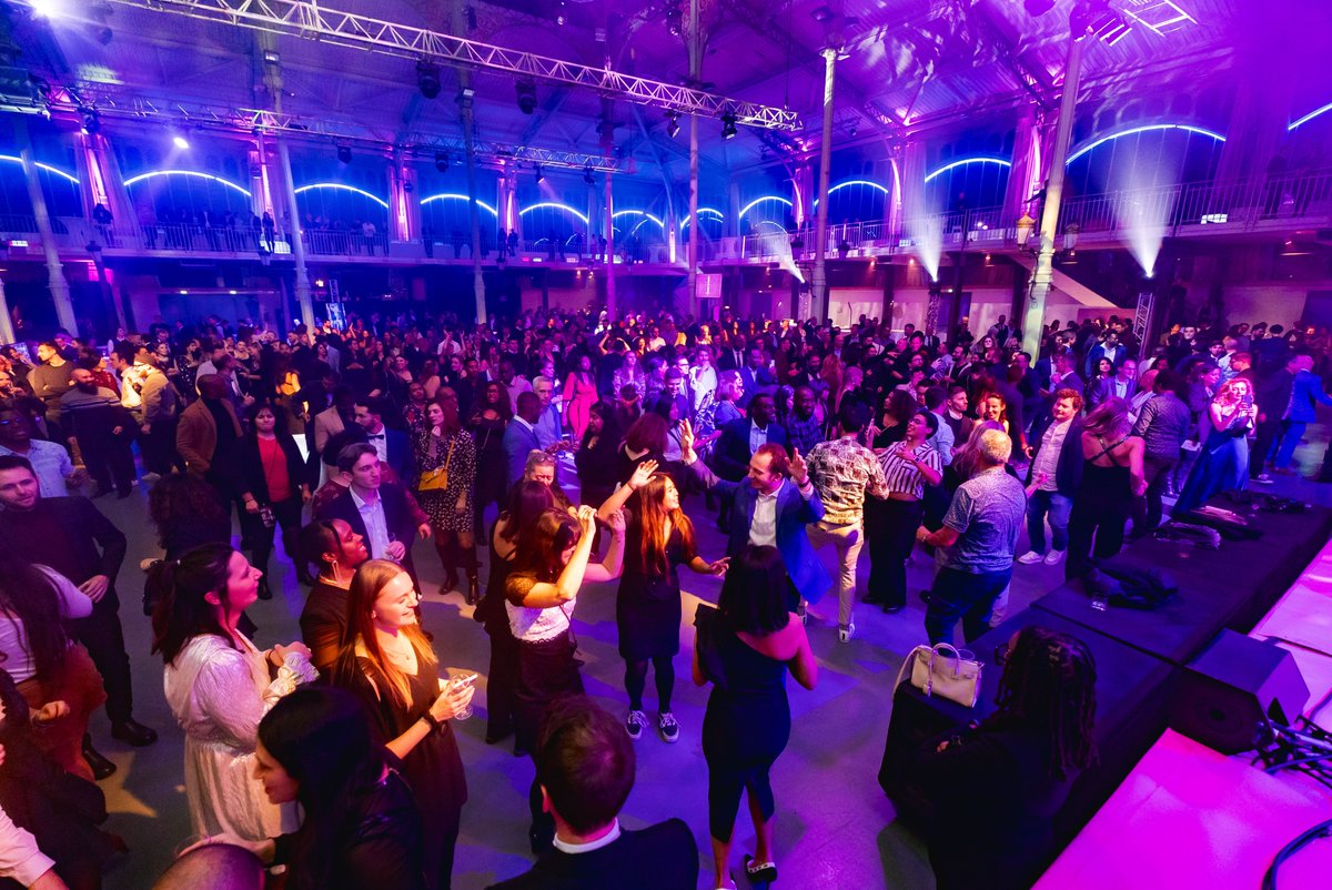 HNServices_FR's tweet photo. 🎉✨ Joyeux 40e anniversaire HN !✨🎉

La semaine dernière, au Pavillon Baltard, nous avons célébré fièrement nos 40 ans avec plus de 1500 membres de la famille HN.
Une soirée inoubliable remplie d'émotions et d'énergie positive ! https://t.co/V8QqFR2WEs