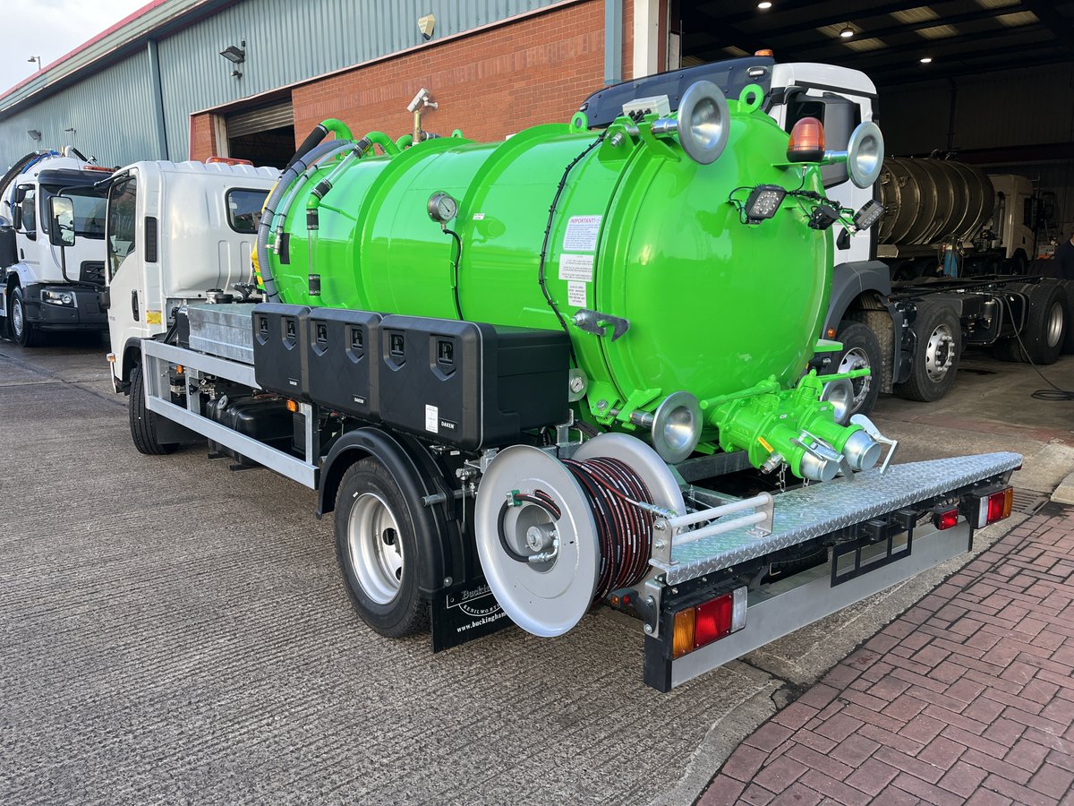 bucksofken's tweet photo. Metro Rod, again! Tanker No 4 for NW Division, this one a 700 gallon Combination Cesspit/Jetter with 210 cfm exhauster, 13 galls/min @ 2,000 psi jet pump, 100m x 1/2" HP hose on a hydraulic reel, plenty of storage &amp; lighting. Mounted to an Isuzu 7.5 ton N75 150 chassis/cab. https://t.co/yoKLjJxrRI