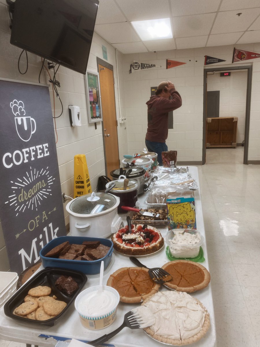 PendletonCoFFA's tweet photo. •FFA Friendsgiving was a hit, Our members made an amazing thanksgiving meal that we all got to share, they also brought in items to be donated to our school resource center!🦃 https://t.co/0PPCmgrh9o